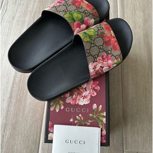 GG BLOOMS SUPREME FLORAL SLIDE SANDAL